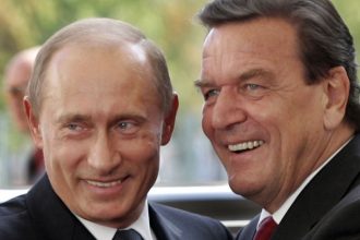 Putin chce exkancelara ako mediatora vojny Kallasova reagovala tvrdym odmietnutim