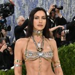 Ruska kraska Shayk ako najvyzlecenejsia hviezda MET Gala Prsia zakrylo len par kamienkov alebo nebola jedina Donaha sli aj tyto damy