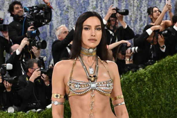 Ruska kraska Shayk ako najvyzlecenejsia hviezda MET Gala Prsia zakrylo len par kamienkov alebo nebola jedina Donaha sli aj tyto damy