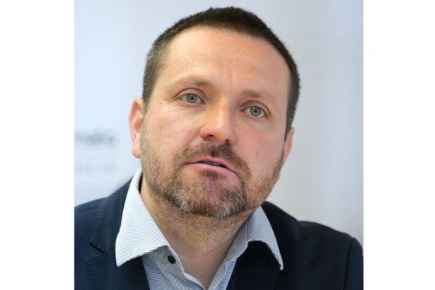 V Nitrianskom kraji to vrie Predseda kulturnej komisie preda knihu kde je Slovensko oznacene ako Felvidek
