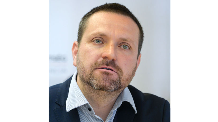 V Nitrianskom kraji to vrie Predseda kulturnej komisie preda knihu kde je Slovensko oznacene ako Felvidek
