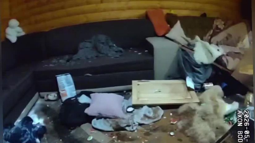 VIDEO Na Orave vycinal agresivny mladik so sekerou Kamarati pred nim skakali z balkona zranil aj svoju matku