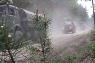 VIDEO Rusko cvici jadrove sily do terenu vyrazilo 64 000 ludi a 7 500 kusov techniky