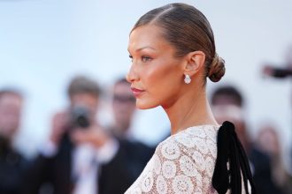 skandal z roku 1969 oil bella hadid vyvolala oil v atch ktor si modna legenda obliekla naruby