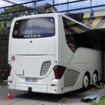 Desiva nehoda pri znamom viadukte Autobus sa nezmestil a prisiel o strechu hlasia zranenych