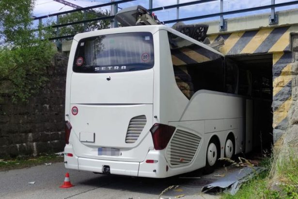 Desiva nehoda pri znamom viadukte Autobus sa nezmestil a prisiel o strechu hlasia zranenych