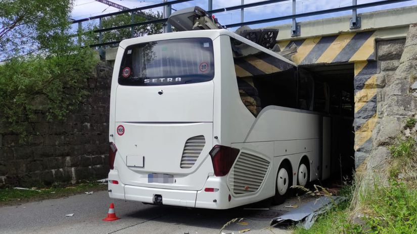 Desiva nehoda pri znamom viadukte Autobus sa nezmestil a prisiel o strechu hlasia zranenych