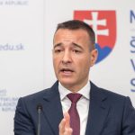Druckerovi sa prischol aj druhy urad Mal zaskakovat par tyzdnov no pol roka neskr stale sedi na dvoch stolicach