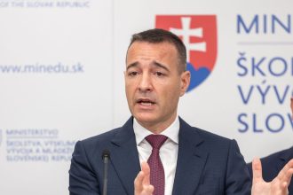 Druckerovi sa prischol aj druhy urad Mal zaskakovat par tyzdnov no pol roka neskr stale sedi na dvoch stolicach