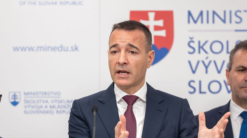 Druckerovi sa prischol aj druhy urad Mal zaskakovat par tyzdnov no pol roka neskr stale sedi na dvoch stolicach
