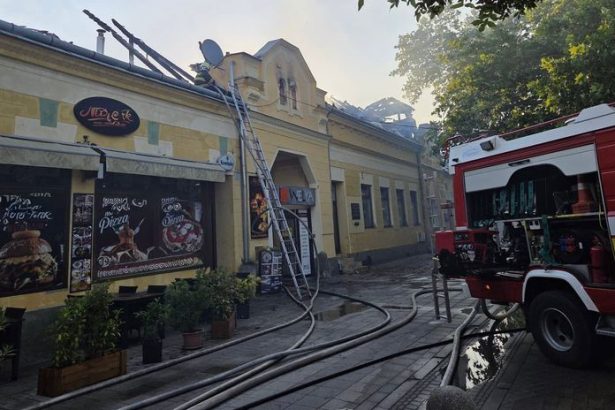 FOTO Obrovsky poziar v centre Sturova Plamene znicili strechu komplexu skody su v milionoch