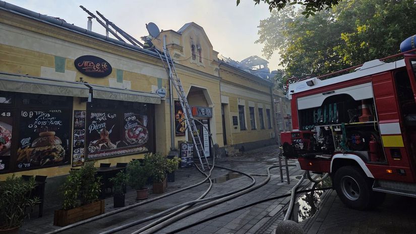 FOTO Obrovsky poziar v centre Sturova Plamene znicili strechu komplexu skody su v milionoch