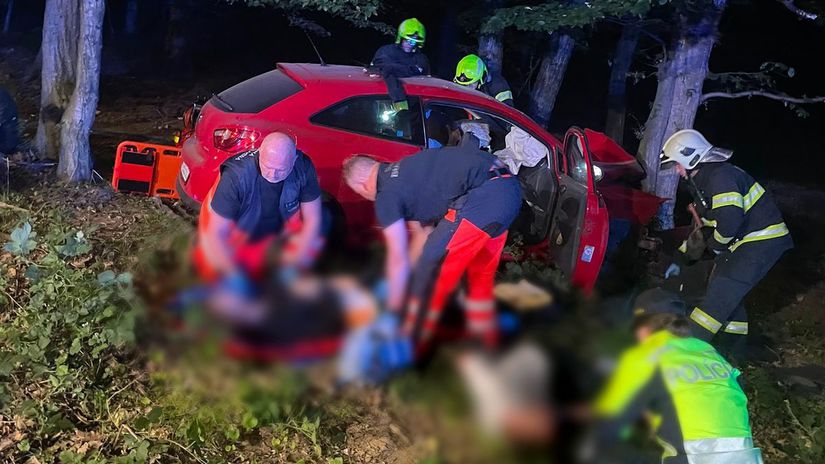 FOTO Pat osob skoncilo v nemocnici Mlada vodicka narazila do stromu pri vysokej rychlosti