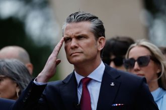 Invazia migrantov Hegseth svojim prejavom v Normandii rozhneval historikov Stupidita je to komiksova postava