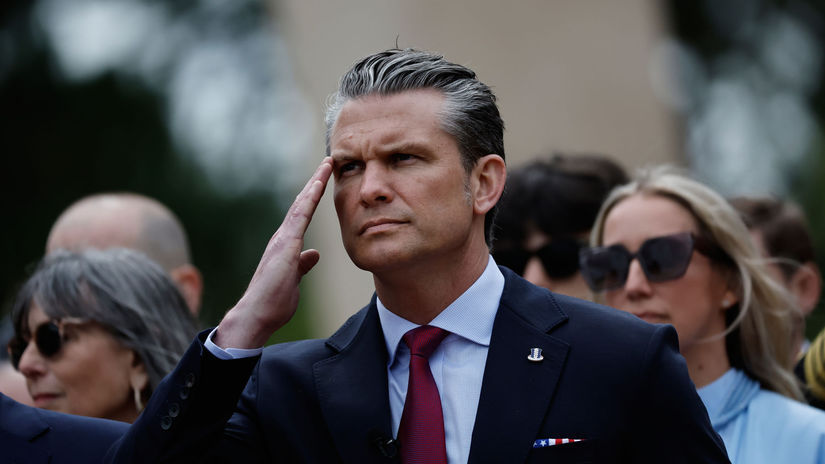 Invazia migrantov Hegseth svojim prejavom v Normandii rozhneval historikov Stupidita je to komiksova postava
