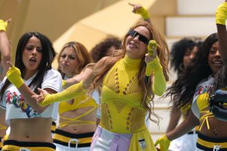 Jedna tancovala ako skolacka druha ohurila vraskami a tvarou bez botoxu Shakira a Salma Hayek ziarili na MS vo futbale