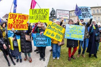 Mladi Ukrajinci by mali bojovat nie utekat do zahranicia odkazuje nemecka vlada Bojaschopnym utecencom chce odnat status ochrany