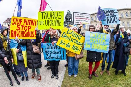 Mladi Ukrajinci by mali bojovat nie utekat do zahranicia odkazuje nemecka vlada Bojaschopnym utecencom chce odnat status ochrany