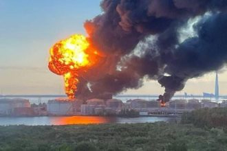 Nemilosrdny zasah pred ocami ruskej elity desiatky dronov zapalili ciele v Petrohrade kam Putina smeruje
