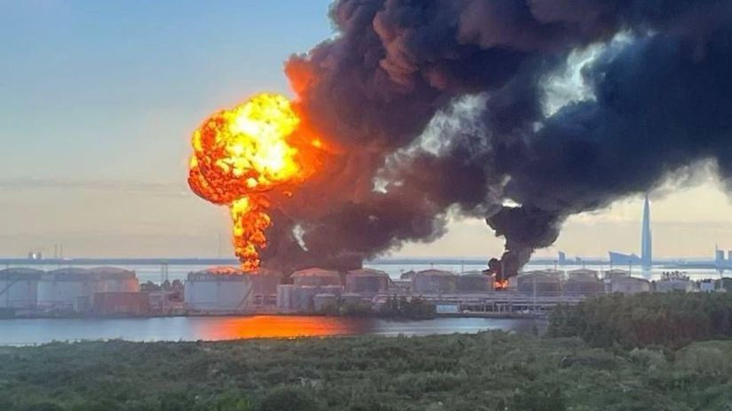 Nemilosrdny zasah pred ocami ruskej elity desiatky dronov zapalili ciele v Petrohrade kam Putina smeruje