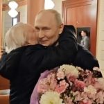 Putin a jeho komparzisti Ako Kreml klame o jeho stretnutiach s obcanmi
