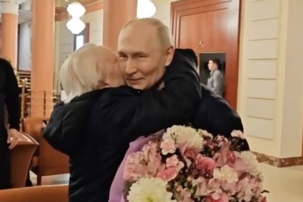 Putin a jeho komparzisti Ako Kreml klame o jeho stretnutiach s obcanmi