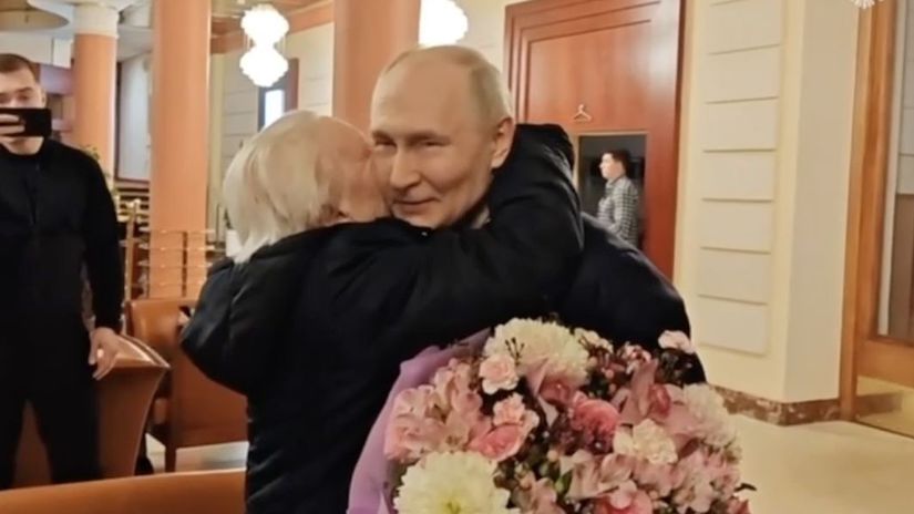Putin a jeho komparzisti Ako Kreml klame o jeho stretnutiach s obcanmi