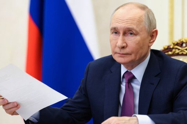 Putin poziadal oligarchov o pomoc Do rozpoctu prislo 130 krat viac penazi ako Moskva planovala