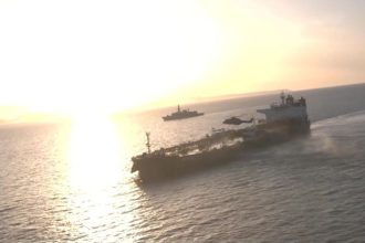 Ruska tienova flotila meni smer Po zadrzani tankera v Lamanskom prielive sa dalsie lode obracaju