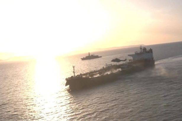 Ruska tienova flotila meni smer Po zadrzani tankera v Lamanskom prielive sa dalsie lode obracaju