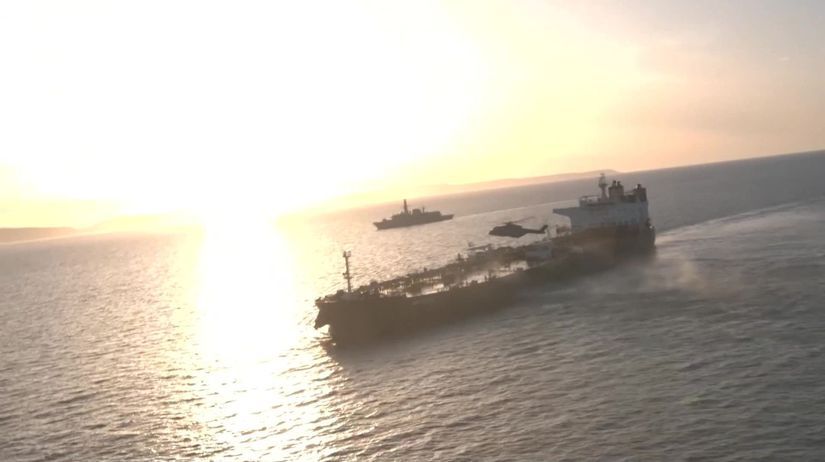 Ruska tienova flotila meni smer Po zadrzani tankera v Lamanskom prielive sa dalsie lode obracaju