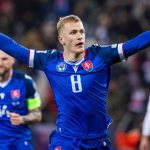 Stroj na goly Utocnika Bobceka chce styri kluby Osem milionov ponuka tim v ktorom hralo osem Slovakov