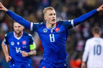 Stroj na goly Utocnika Bobceka chce styri kluby Osem milionov ponuka tim v ktorom hralo osem Slovakov