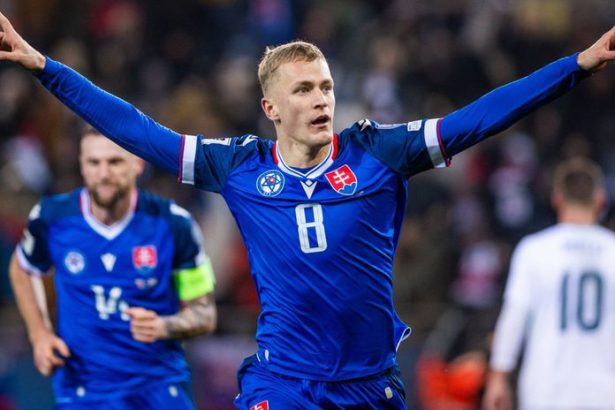 Stroj na goly Utocnika Bobceka chce styri kluby Osem milionov ponuka tim v ktorom hralo osem Slovakov