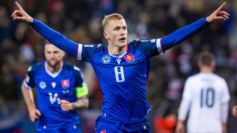 Stroj na goly Utocnika Bobceka chce styri kluby Osem milionov ponuka tim v ktorom hralo osem Slovakov