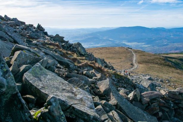 Ukrutne vetrisko a teren ktory neodpusta Preco je Babria hora najbizarnejsou a najzradnejsou slovenskou sedemnastovkou