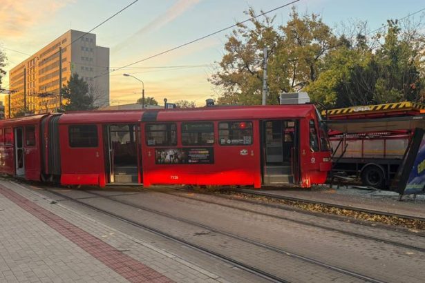V Bratislave sa vykolajila elektricka blokuje dva jazdne pruhy