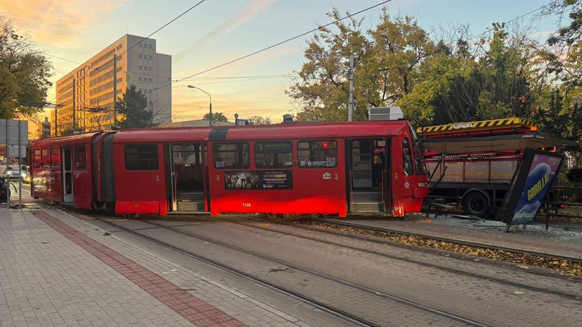 V Bratislave sa vykolajila elektricka blokuje dva jazdne pruhy