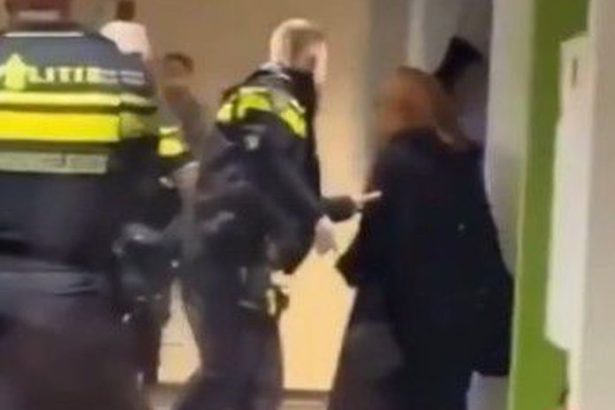 VIDEO Brutalne zabery z Holandska tehotna zena skoncila po zasahu policajta na zemi