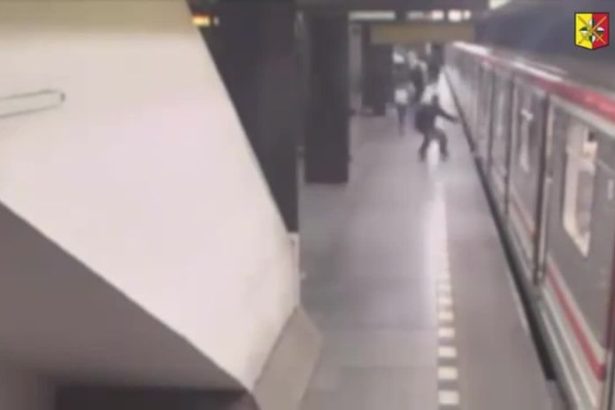 VIDEO Drama v Cesku Desive zabery zo zachrannej akcie zeny ktora spadla do kolajiska