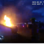 VIDEO Dramaticke zabery z ktorych mrazi policajti zachranili muza z prevrateneho horiaceho auta