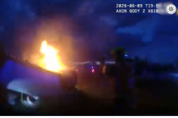VIDEO Dramaticke zabery z ktorych mrazi policajti zachranili muza z prevrateneho horiaceho auta