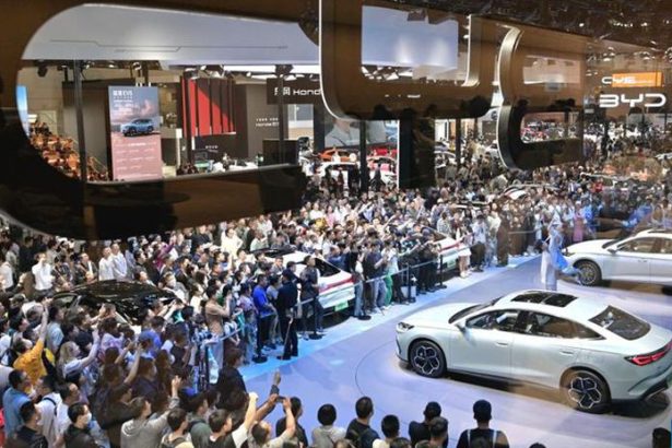 VIDEO Navstivte s nami automobilovy salon v Pekingu
