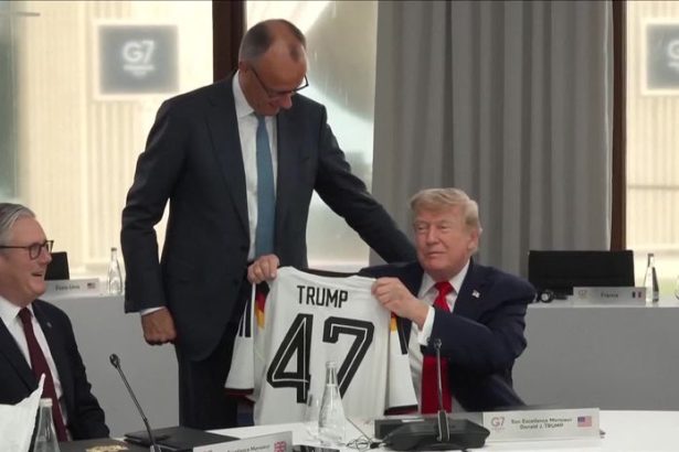 VIDEO Posila pre Nationalelf Merz daroval Trumpovi nemecky futbalovy dres s jeho menom