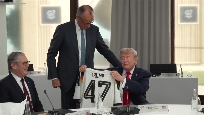 VIDEO Posila pre Nationalelf Merz daroval Trumpovi nemecky futbalovy dres s jeho menom