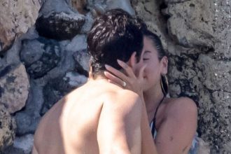 Vasnive bozky a nezbedne dotyky Dua Lipa a Callum Turner sa nevedia od seba odtrhnut V ktorej europskom meste si uzivali more