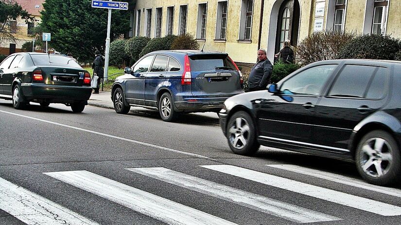 Velka zmena na priechodoch Brzdit budeme uz pri prichadzajucom chodcovi