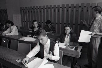 Za klice od auta na medicinu Ako vyzera korupcia na vysokych skolach za socializmu a preco dnes prijimaju studentov bez prijimacich skok