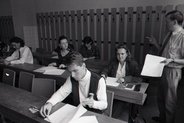 Za klice od auta na medicinu Ako vyzera korupcia na vysokych skolach za socializmu a preco dnes prijimaju studentov bez prijimacich skok