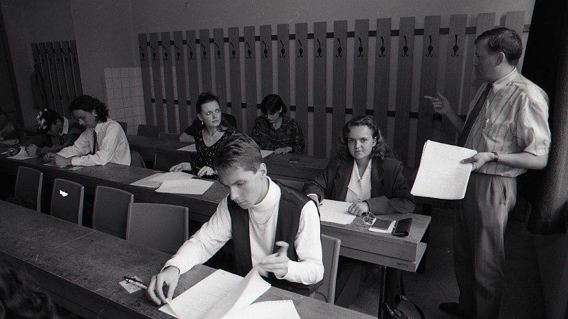 Za klice od auta na medicinu Ako vyzera korupcia na vysokych skolach za socializmu a preco dnes prijimaju studentov bez prijimacich skok